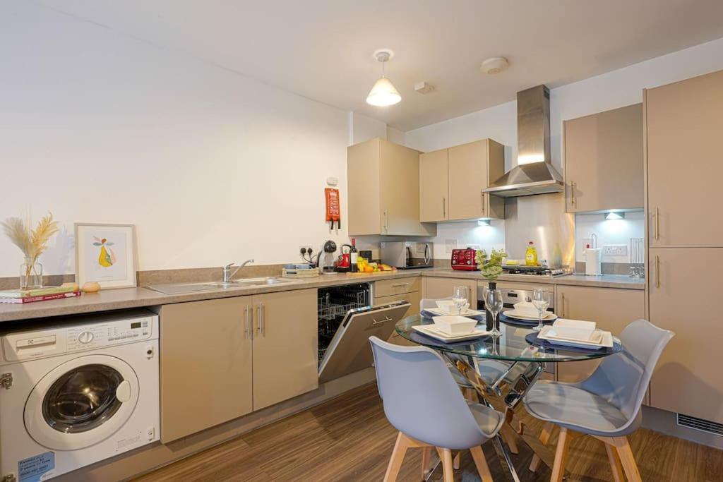 Luxury Campbell Park Apartments In Central Mk With Balcony, Free Parking & Smart Tv With Netflix By Yoko Property ミルトン・ケインズ エクステリア 写真