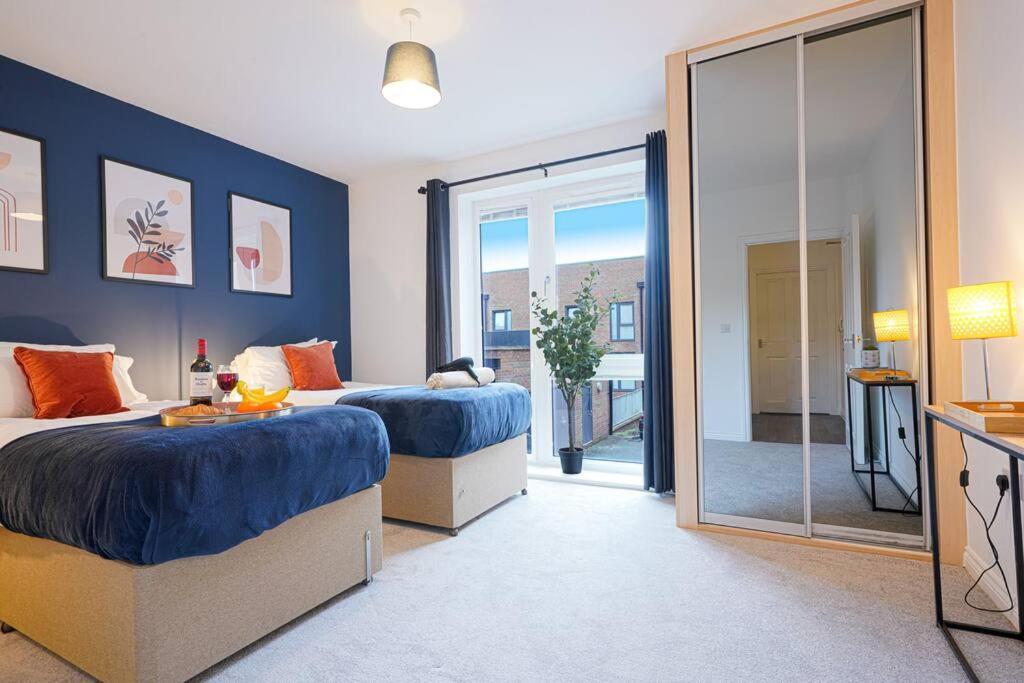 Luxury Campbell Park Apartments In Central Mk With Balcony, Free Parking & Smart Tv With Netflix By Yoko Property ミルトン・ケインズ エクステリア 写真