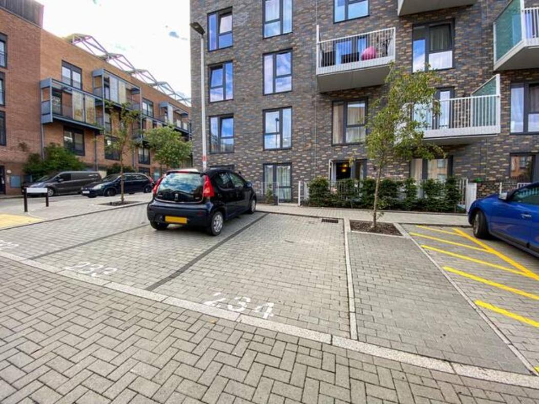 Luxury Campbell Park Apartments In Central Mk With Balcony, Free Parking & Smart Tv With Netflix By Yoko Property ミルトン・ケインズ エクステリア 写真