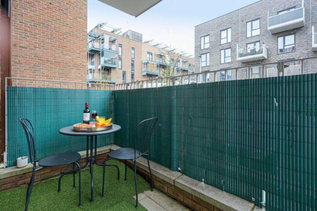 Luxury Campbell Park Apartments In Central Mk With Balcony, Free Parking & Smart Tv With Netflix By Yoko Property ミルトン・ケインズ エクステリア 写真